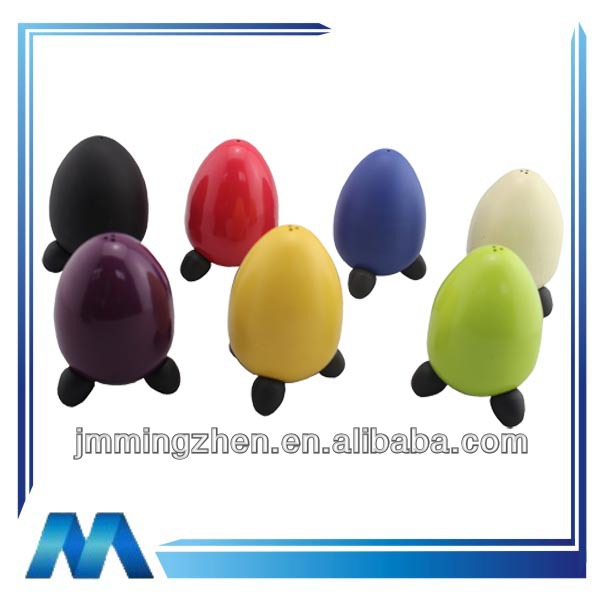 Featured image of post Mini Salt And Pepper Shakers Plastic : You&#039;ll actually use them at the dinner table at each meal, but it also looks pretty neat when you customize them so that look fancy or contribute to your decor scheme while they&#039;re set out.