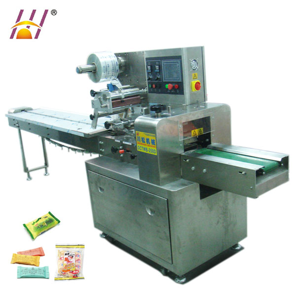 Horizontal pillow packaging machine for pies, roll, chocolate, candies