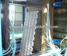 Corrosion resistant plastic slat floor for poultry farming