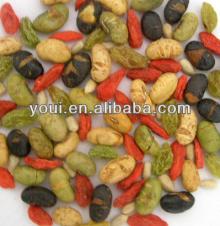 Roasted bean and dried fruits mix snacks