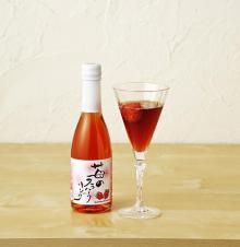 Ginger and Strawberry sparkling wine with natural fruit juice flavour