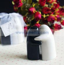 AG016 Wholesale Ceramic Bride and Bridegroom Hugging Salt and Pepper Shakers