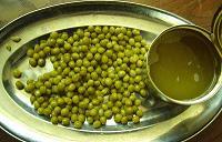 canned green peas in brine