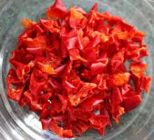 Dried sweet pepper flakes