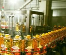 Bottles and  bulk   refined  sunflower  oil  in plastic